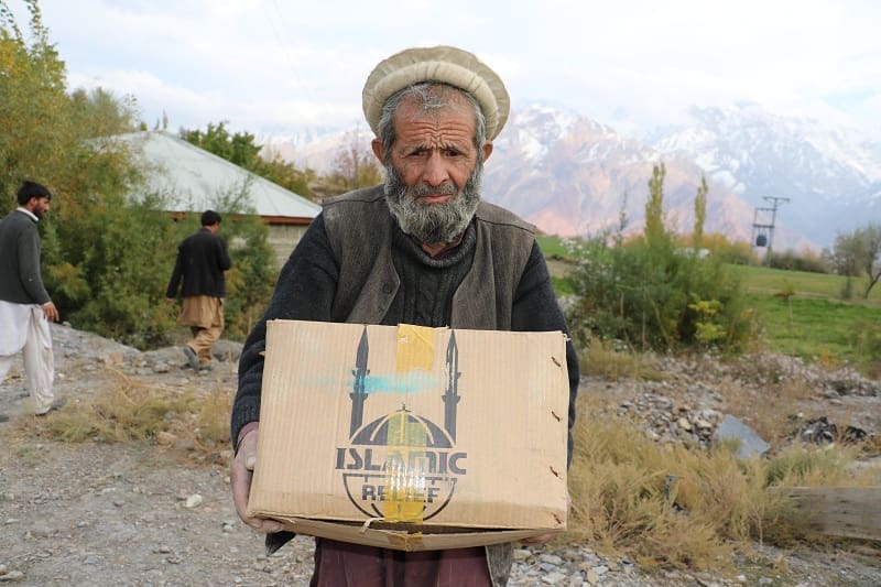 Distribution of tents and plastic sheets in Lone.